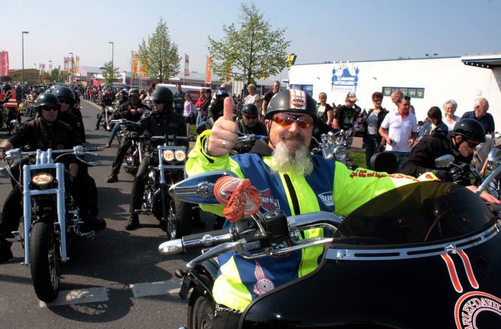 Frank George alias Sancho, der Veranstalter der Bikerausfahrt, freut sich.