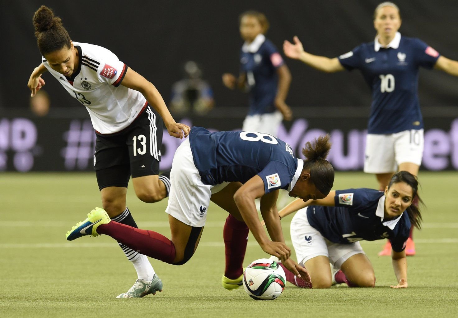 Celia Sasic im Kampf um den Ball im Viertelfinale der Frauen-WM in Kanada.