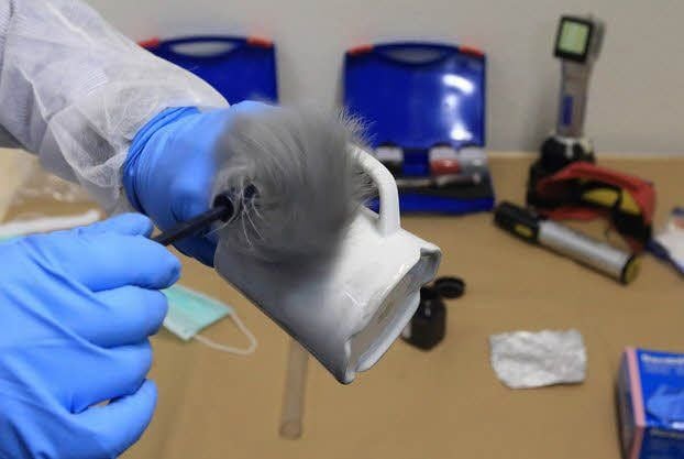 Seit über 100 Jahren im Gebrauch: Mit Pinsel und Rußpulver müssen Fingerabdrücke sichtbar gemacht, mit Folie fixiert und ausgewertet werden.