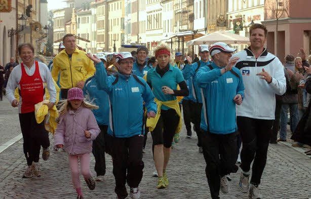Boxer Timo Hoffmann (r.) 2010 beim Lauf zum Papst nach Rom. Kommt Nachfolger Franziskus nach Helfta?