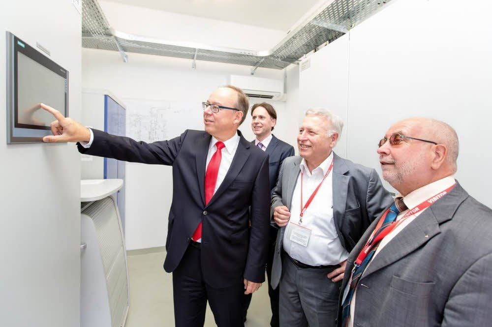 Der symbolische Knopfdruck zur Inbetriebnahme des BHKW: Dr. Ralf Pfirmann und Dr. Björn Riedel (IDT Biologika) und Hans Tobler sowie Thomas Zänger (Stadtwerke Dessau/DVV).
