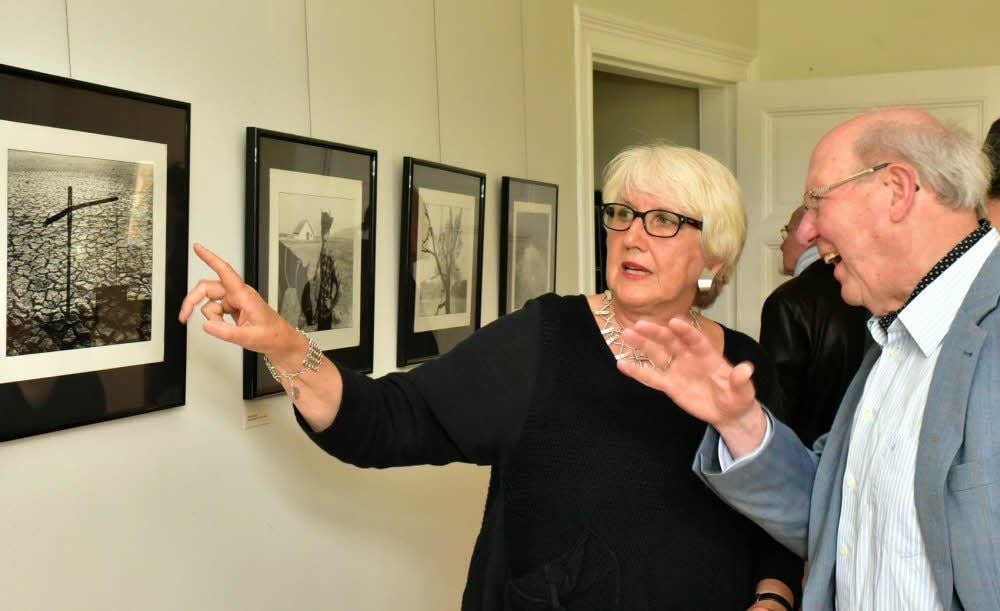 In der Ausstellung: Ingelore Lohse erläutert Besucher Rainer Neumann ihre Aufnahmen am Tag der Eröffnung in der Brandsanierung.