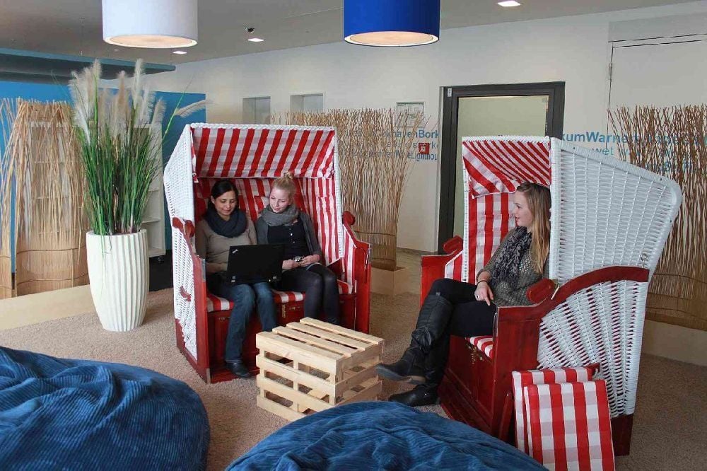 Warum nicht mal im Strandkorb arbeiten – wie hier bei trivago in Düsseldorf.