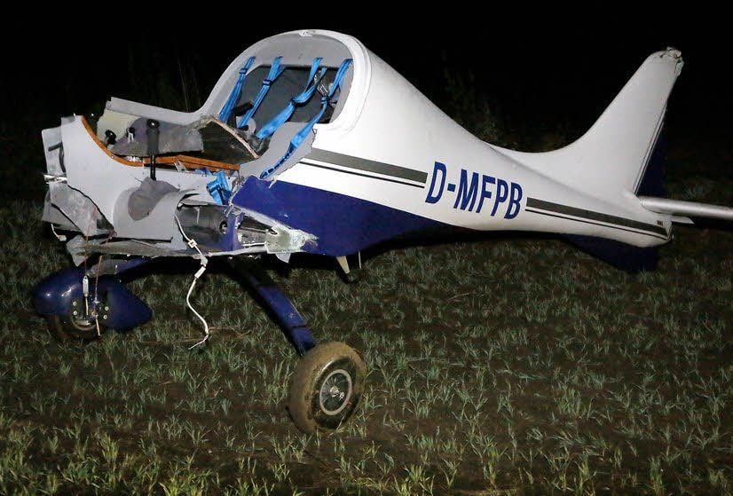 Das Ultraleichtflugzeug erlitt bei dem Landeaufprall bei Mügeln am Donnerstag laut Polizei Totalschaden.