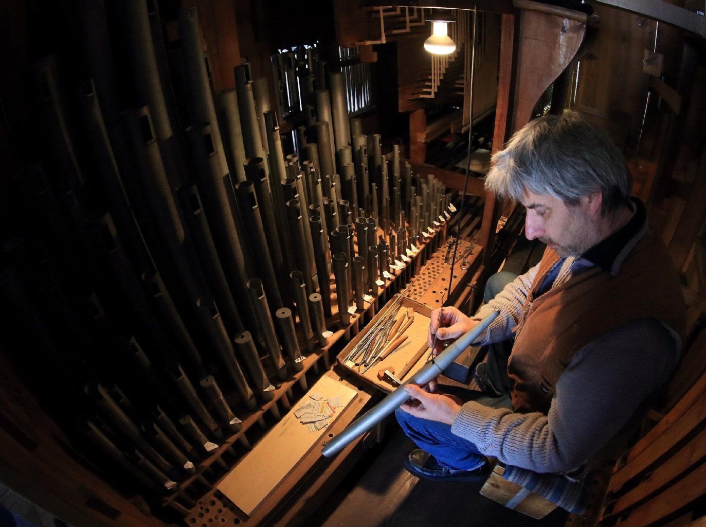 Orgelbauer Guido Bahlke arbeitet an der Orgel in der evangelischen Kirche «Sankt Marien» in Gardelegen.