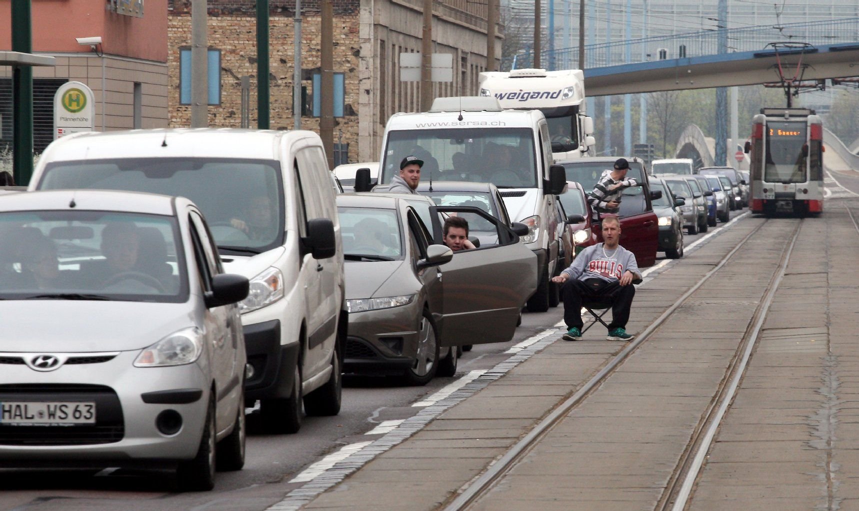 Fahrzeuge stehen im Stau auf der Merseburger Straße in Halle