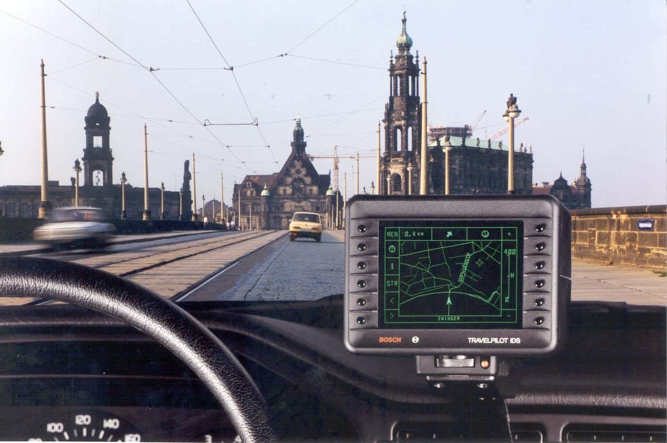 Das Navi hat seine Wurzeln im niedersächsischen Hildesheim. Dort entwickelte Bosch in den 1980er Jahren bei seiner damaligen Tochter Blaupunkt das nach Firmenangaben weltweit erste Navi für den Straßenverkehr.