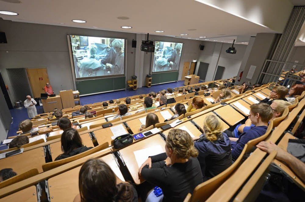130 Studenten verfolgten live im Hörsaal eine Operation zur Entfernung einer Gallenblase.