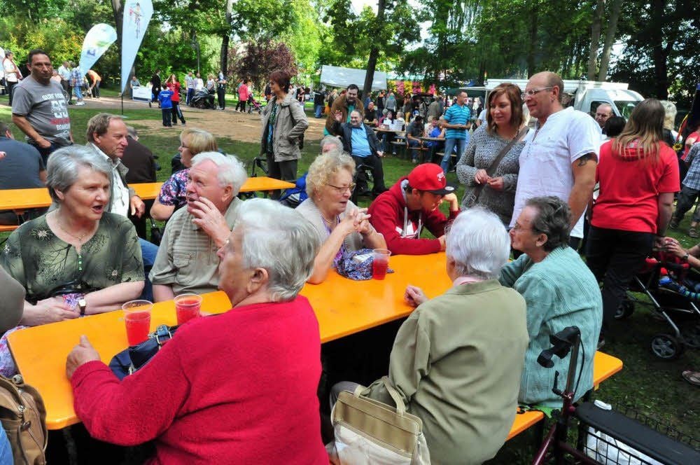Beim Parkfest treffen sich immer viele Menschen zum Feiern.