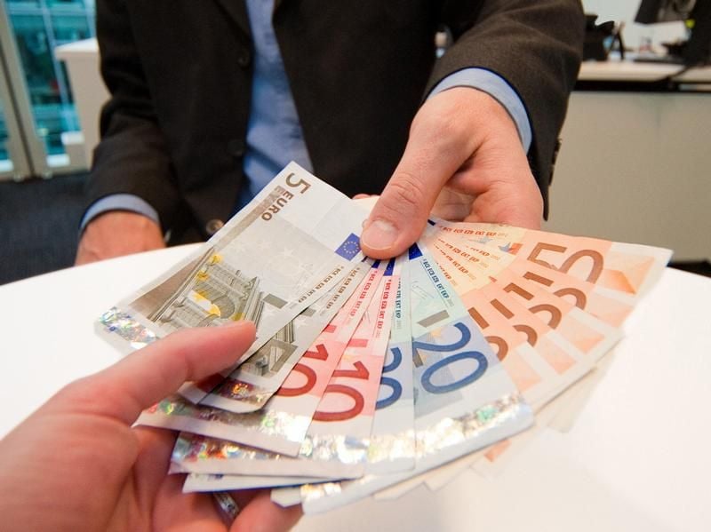 Mit Bonus-Zahlungen sollen Mitarbeiter motiviert werden. Aber haben Arbeitnehmer sogar einen Anspruch auf Prämien?