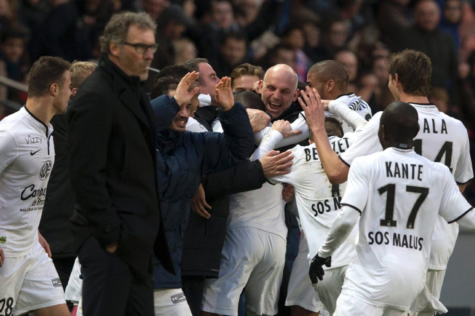 Die Spieler von Caen bejubeln den Ausgleich. Laurent Blanc (l.) ist entsetzt