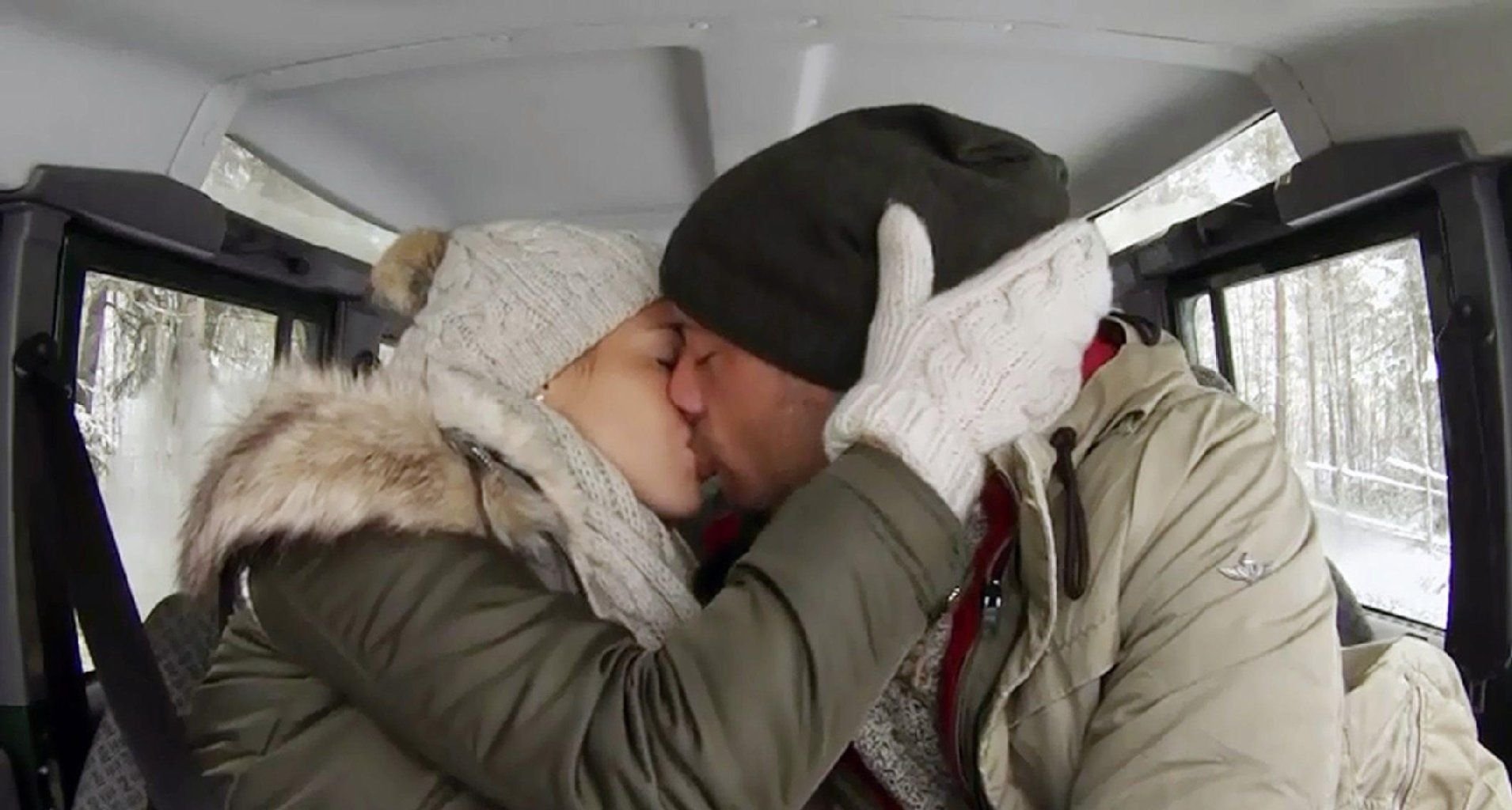 Angelina und Christian können auf dem Weg zu ihrem Date am Lagerfeuer nicht die Finger voneinander lassen.