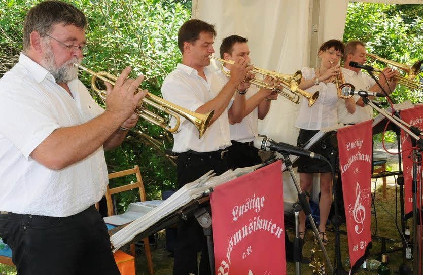 Die Lustigen Blasmusikanten aus Seyda spielten zum Frühschoppen am Pfingstmontag im Zelt auf dem Naundorfer Anger.