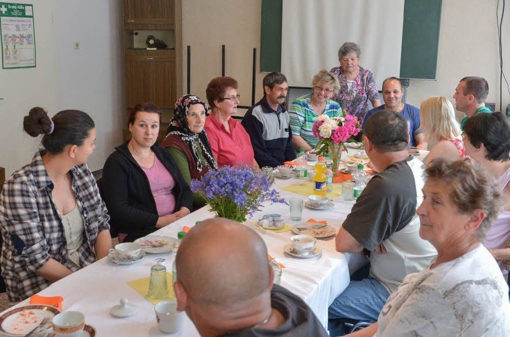 Bei der gemütlichen Kennenlern-Runde im Dorfgemeinschaftshaus von Gnetsch.