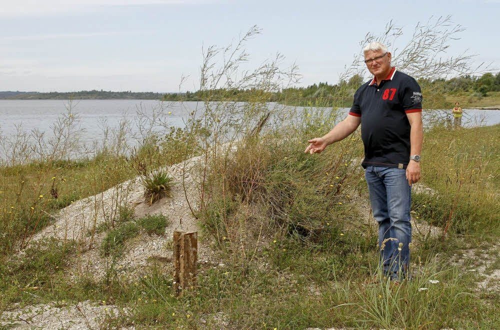 Franklebens Ortsbürgermeister Günter Küster steht an der Geiseltalsee-Badestelle in seinem Ort.