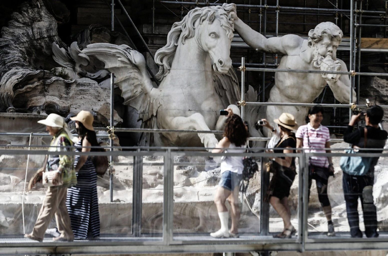 Touristen gehen am Trevi-Brunnen vorbei - das perfekte Jagdrevier für Taschendiebe.