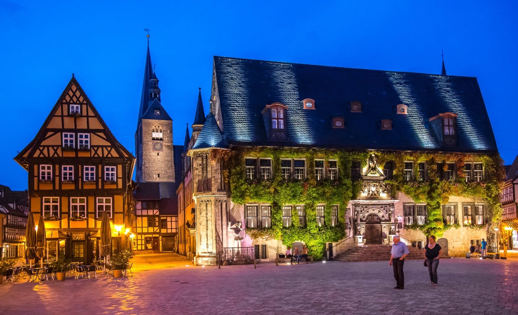 Das beleuchtete Rathaus am Marktplatz von Quedlinburg.