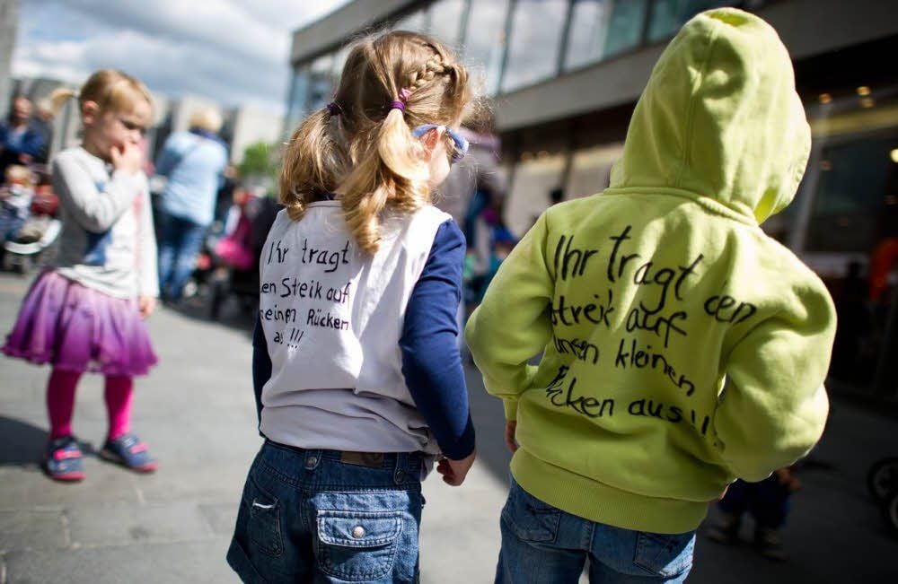 Der Streik der Kita-Erzieher ist nicht nur in Halle in Thema. In einigen Städten haben Eltern mit ihren Kindern sogar gegen den Ausstand demonstriert.