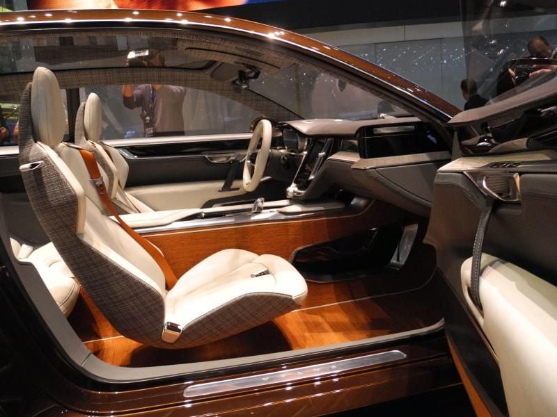 Der Instrumententräger mit rustikalem Sattelleder überzogen, Einsätze aus Holz und Kupfer: „Wie in einem skandinavischen Wohnzimmer“ – so sollen sich die Insassen im Concept Estate laut Volvo fühlen.