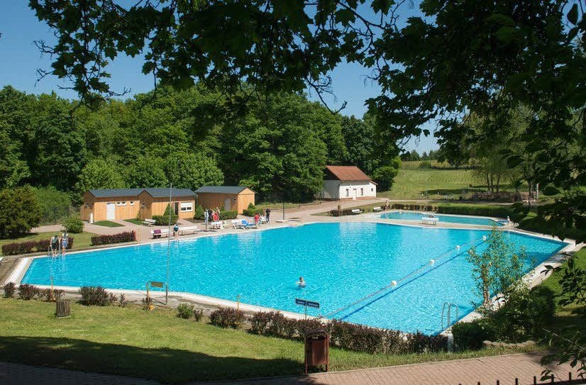 Das Freibad ist idyllisch gelegen.