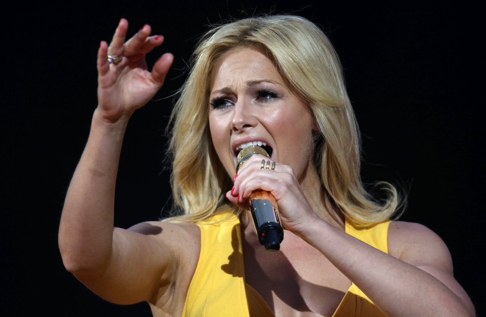 Helene Fischer - aktuell auf Tour mit ihrem Programm "Farbenspiel" - muss sich auf einen langwierigen Prozess vorbereiten.