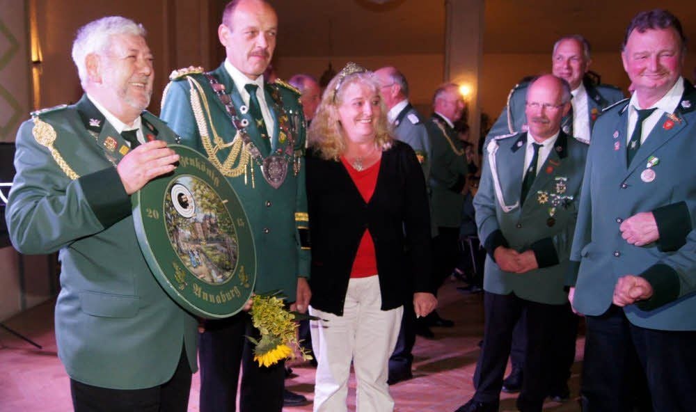 Einer der wenigen Momente, in denen Detlef Seidel nach seiner Proklamation als neuer Annaburger Schützenkönig nicht von Gratulanten umzingelt ist. Die Freude über seinen Erfolg ist ihm anzusehen. Auch der Nachwuchs ist König: Jonas Eichelbaum (mit Scheibe) , Kevin Ermisch, Martin Jäger (v. li.)