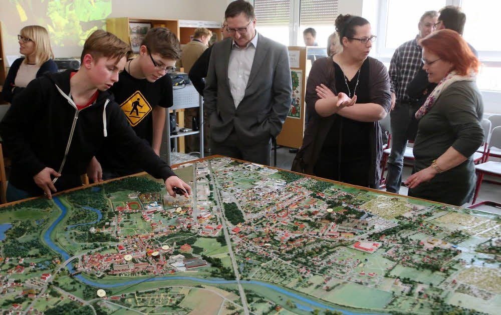 Schüler und Gäste betrachten das Jessener Stadtmodell, das die Verwaltung im Foyer des Schlosses nicht mehr haben wollte.