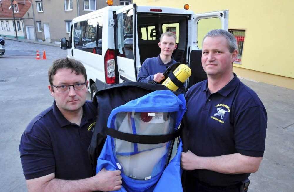 Die Feuerwehrkameraden Sebastian Elze (von links), Florian Wollmann und Karsten Elter sind froh, dass sie künftig ihre Ausrüstung vernünftig transportieren können. Ein Alslebener Unternehmer hat den Rettern Mannschaftstransportwagen gesponsert.