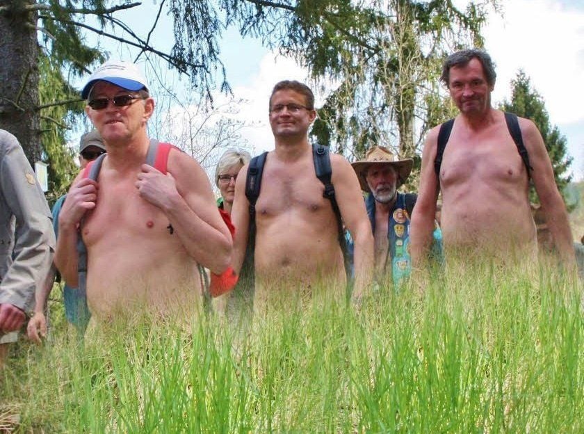 Nacktwanderer leiteten den Saisonbeginn mit einer Wanderung durch die Wippraer Harzregion ein.