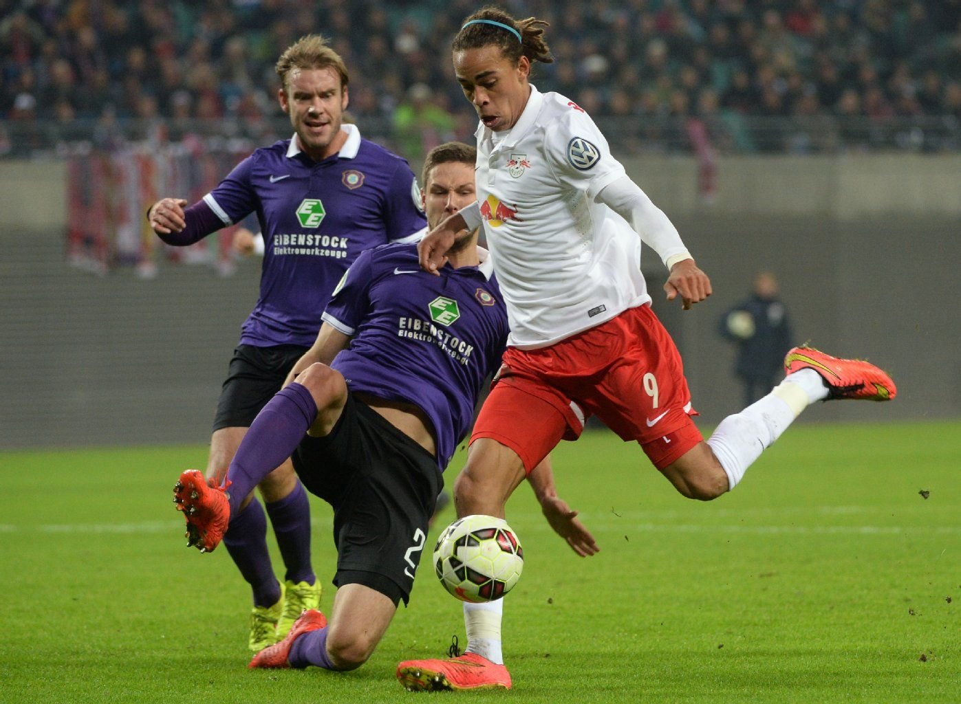 Leipzigs Yussuf Poulsen spielt vor den Auern Stipe Vukur und Oliver Schröder (v.r.) den Ball.