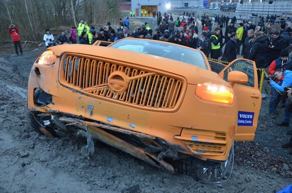Der Volvo XC90 nach dem Aufschlag in Folge eines Straßengraben-Unfalls.