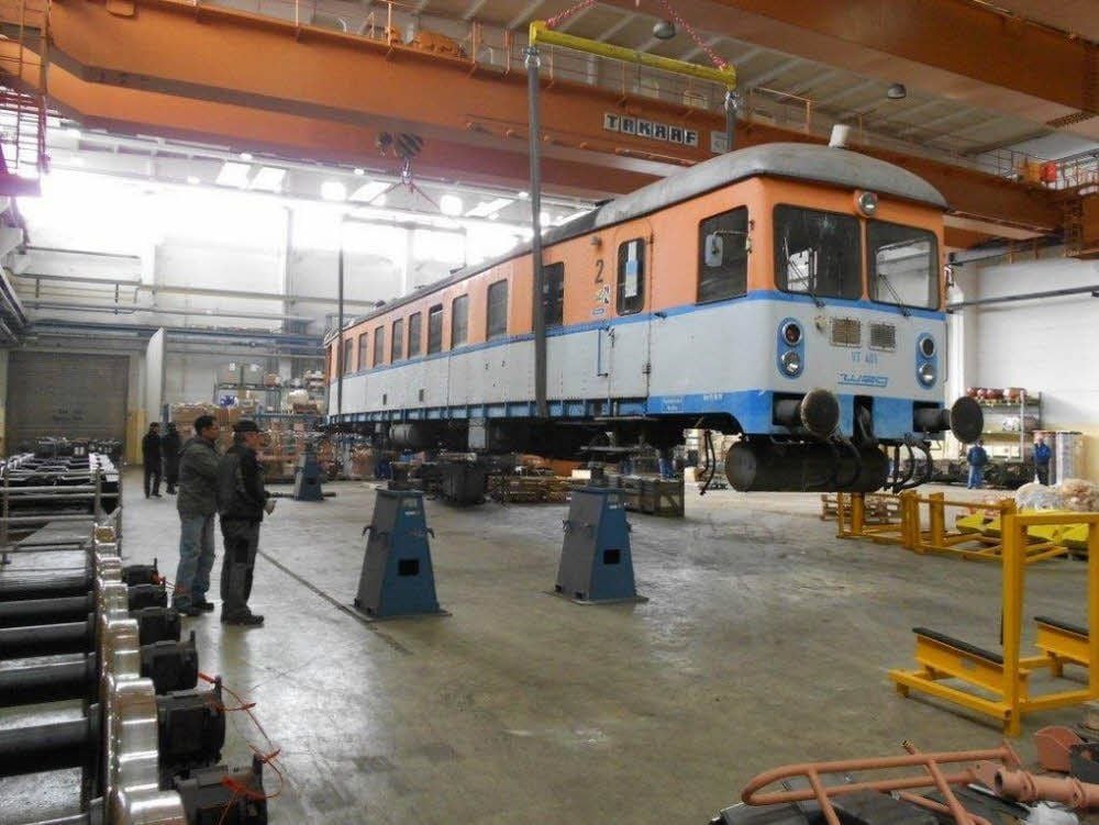 Der in den 50er Jahren modernisierte Triebwagen im Waggonbau Ammendorf.