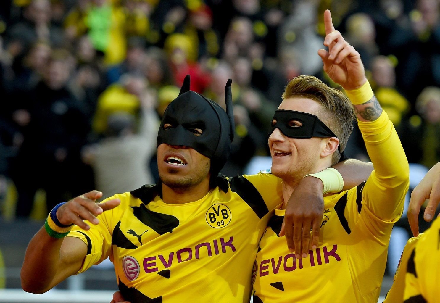 Pierre-Emerick Aubameyang (l.) als Batman und Marco Reus (r.) als Robin. Ungewöhnlicher Torjubel gegen Schalke 04
