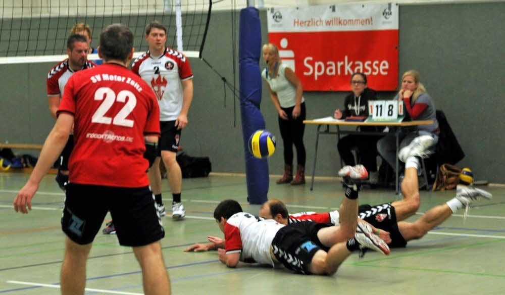 Mit viel Einsatz kämpfen Motors Marc Scheffel (Mitte) und Bork Immisch im Liegen um den Ball.