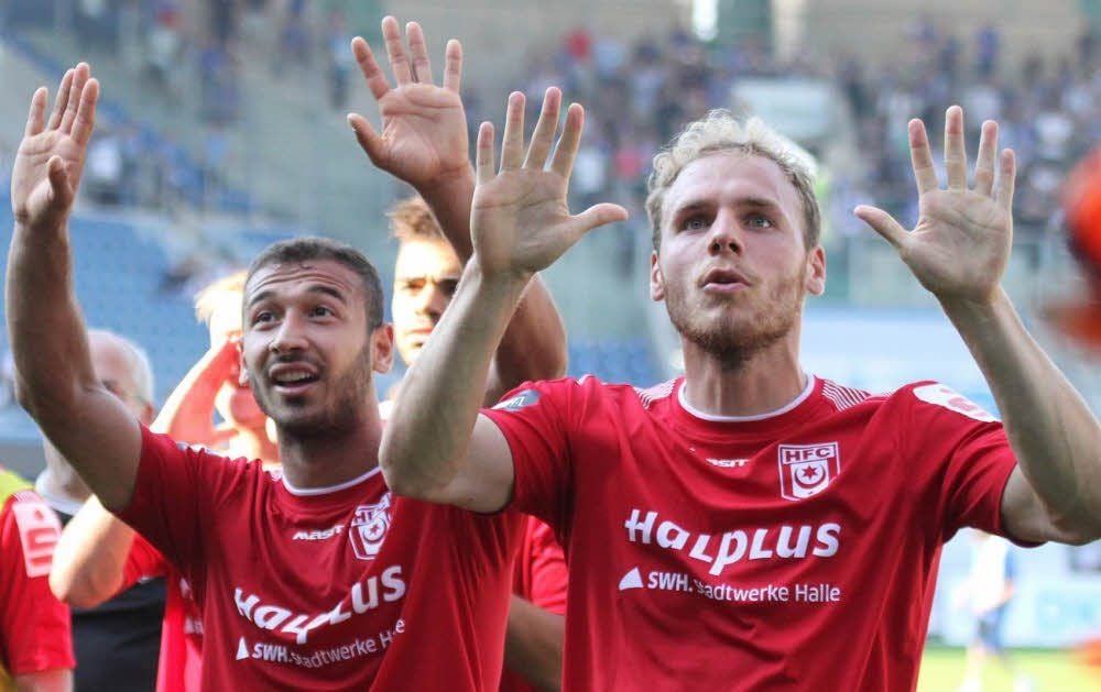 Torschütze Andy Gogia (links) und Stürmer Timo Furuholm lassen sich nach dem Spiel von den mitgereisten Fans feiern.
