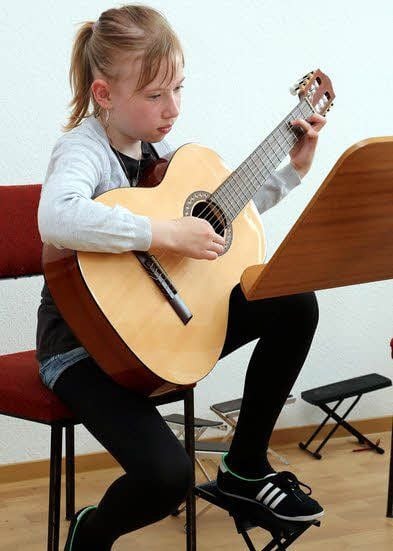 Jessica Baumann speilt schon drei Jahre Gitarre bei Jörg Schnepel.