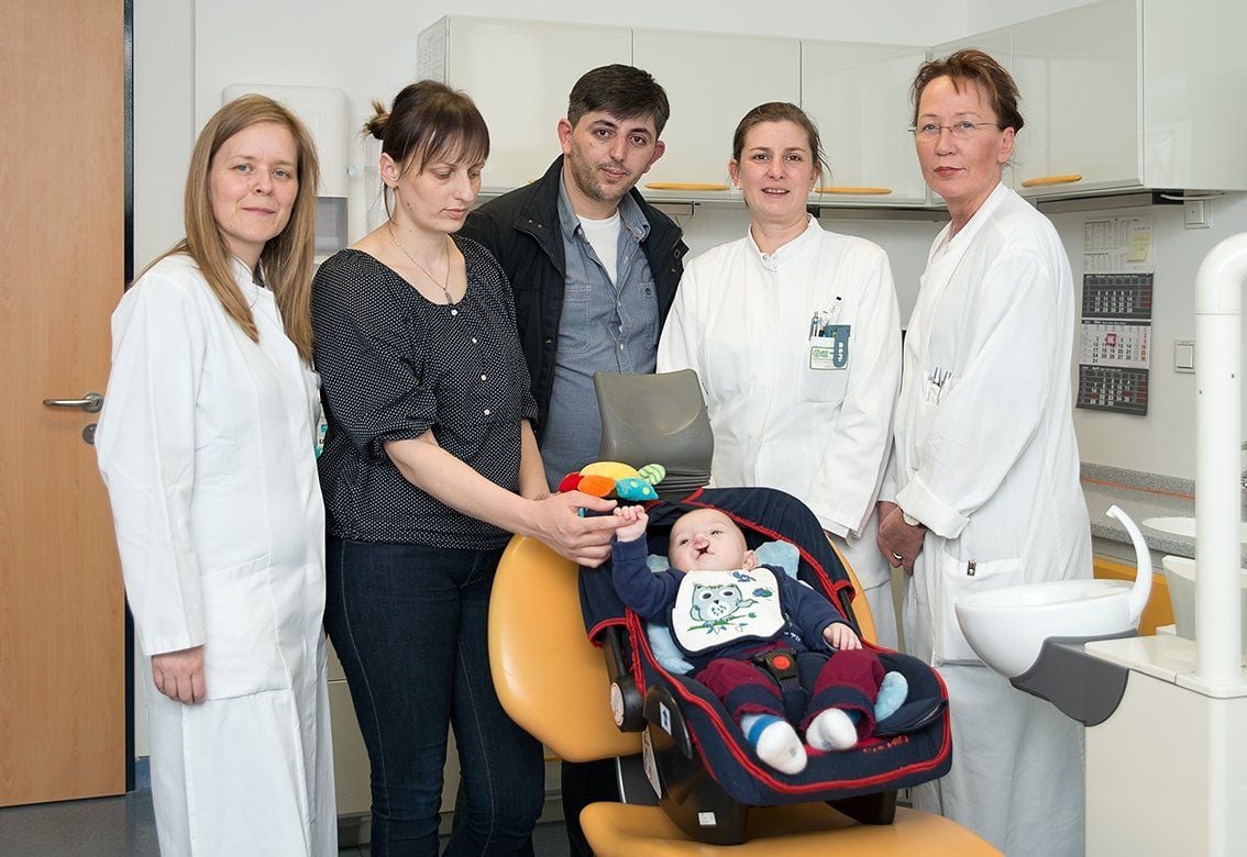 Erti vor Operation (v.l.): Sandra Hornung (Fachzahnärztin, Kieferorthopädie), Betina Mehmetaj (Mutter), Bujar Mehaj (Onkel), Dr. Konstanze Scheller (MKG-Chirurgie), Frau Prof. Dr. Sylva Bartel-Friedrich (Hals-, Nasen- und Ohrenheilkunde)