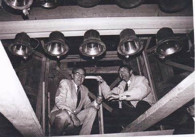 Siegfried Hirstowski und Jürgen Neubert am Glockenspiel 1992.
