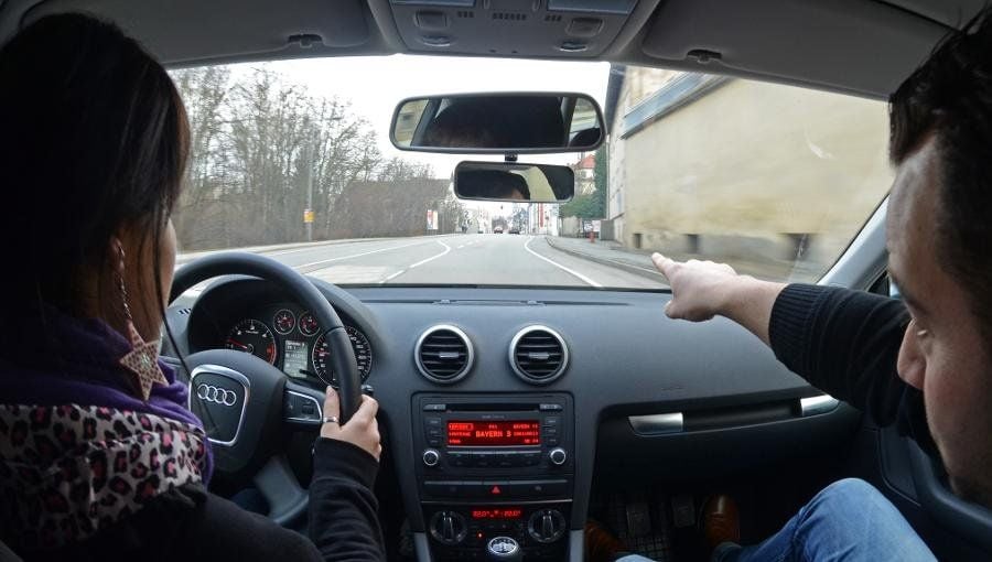 Männer oder Frauen, wer sind die besseren Autofahrer? Egal welches Geschlecht, die meisten halten sich selbst für gute Fahrer.