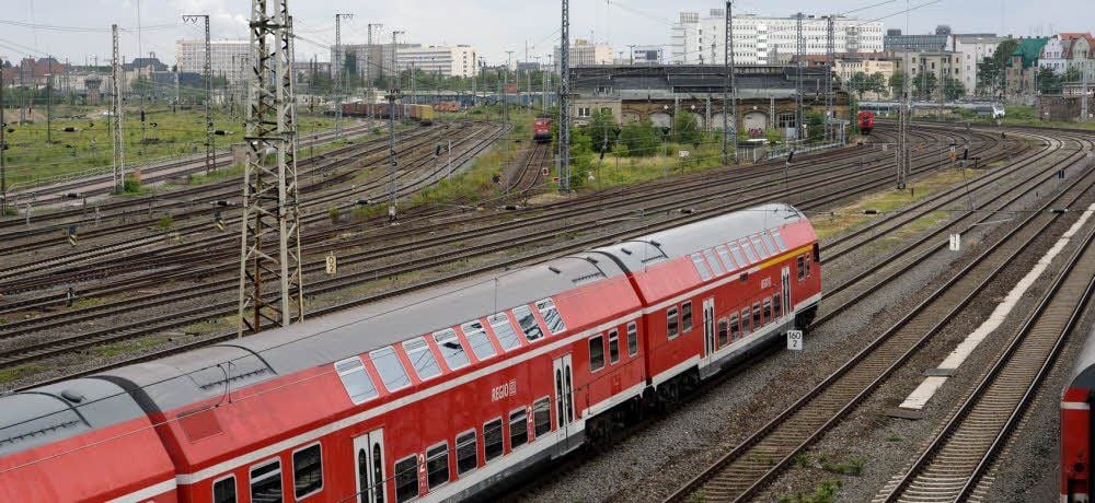 Blick von der Berliner Brücke auf den Bahnknoten Halle, der in den Jahren 2014 bis 2022 umfassend modernisiert werden soll.