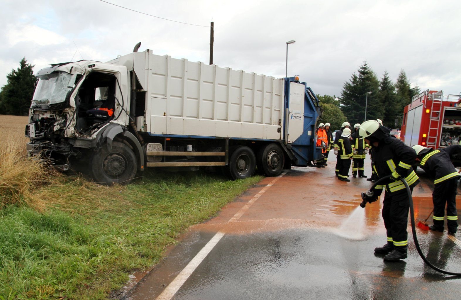 Am Montagmorgen sind bei Annarode zwei Lkw zusammengestoßen. Ein Fahrer wurde schwer verletzt.