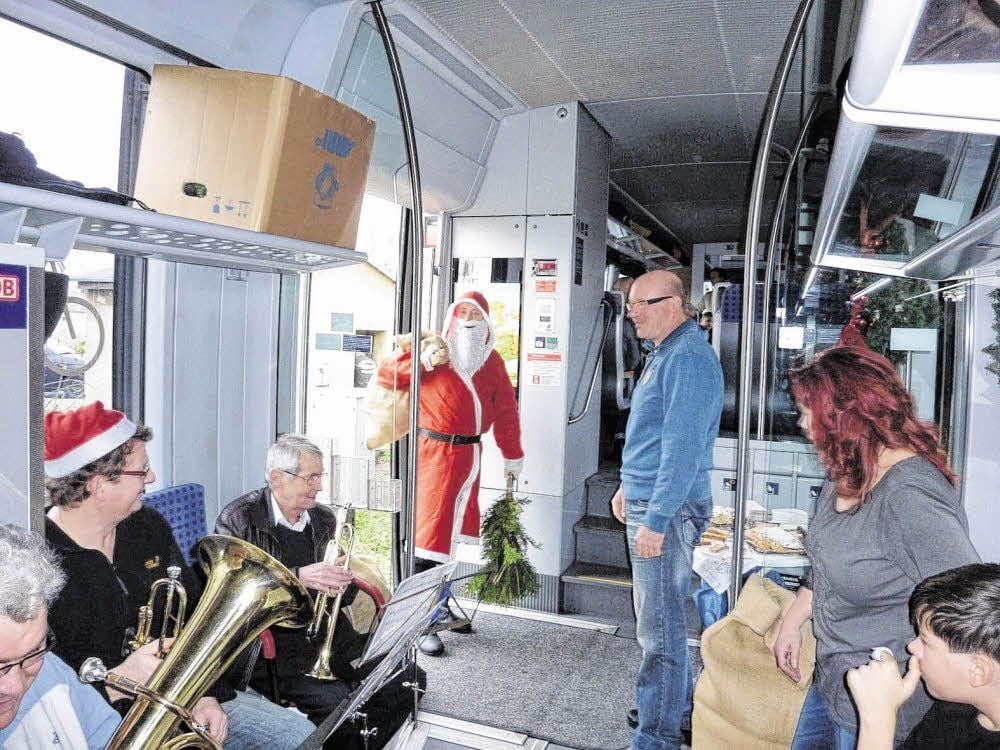 Mit Weihnachtsmann und Blasmusik auf Sonderfahrt von Aken nach Leipzig.