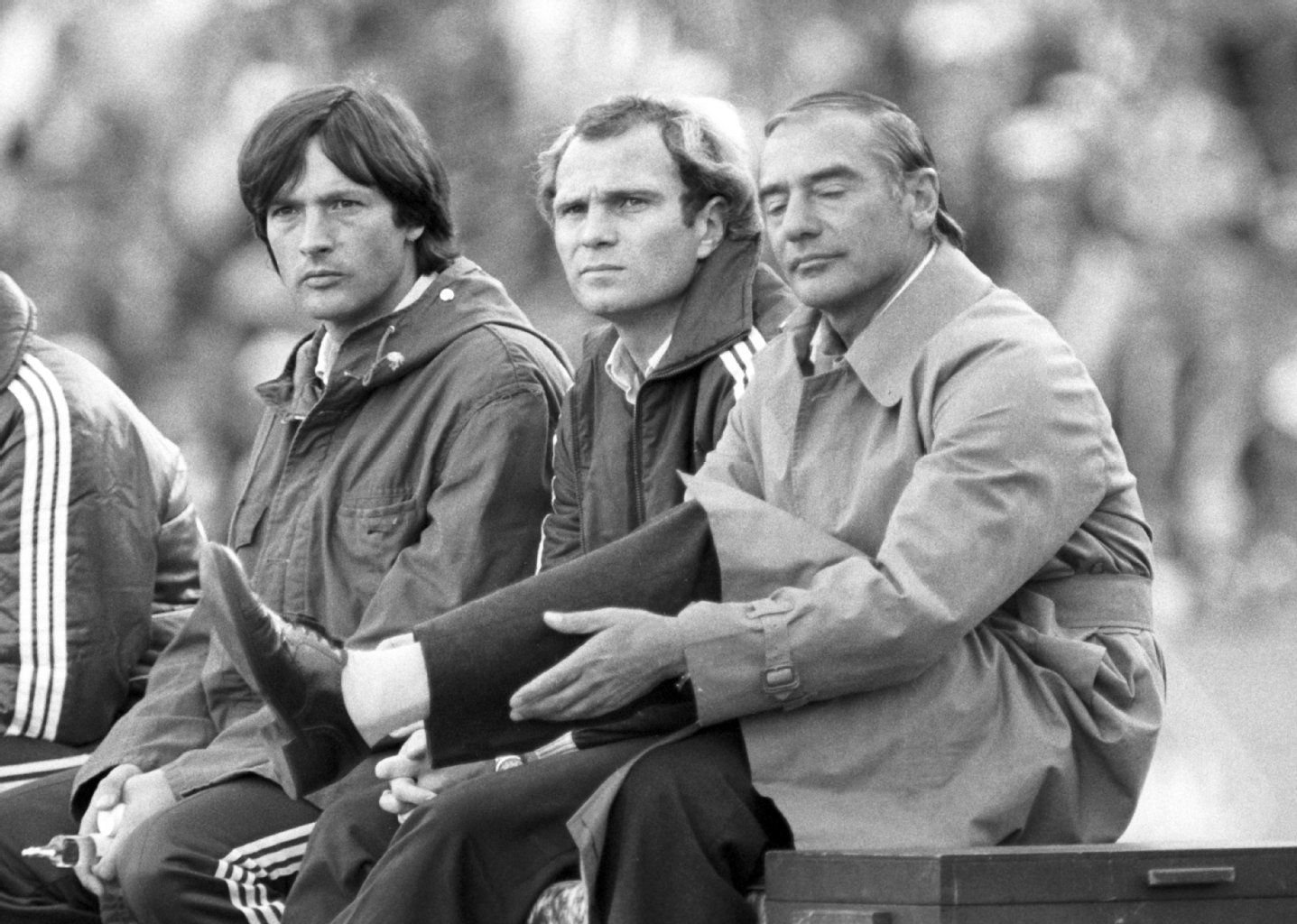 Seit 1977 arbeitete Müller-Wohlfahrt (li.) für den FC Bayern. Hier sitzt er auf der Bank neben Manager Uli Hoeneß (Mitte) und Trainer Pal Csernai. Ein Bild aus der Saison 1982/83.