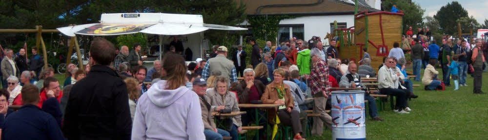 Ein schon gewohntes Bild bei den Flugtagen in Oehna/Zellendorf: Auch bei der 25. Ausgabe zog es Hunderte Besucher zwei Tage lang in den kleinen brandburgischen Ort, um das besondere Flair des Flugplatzes zu genießen.