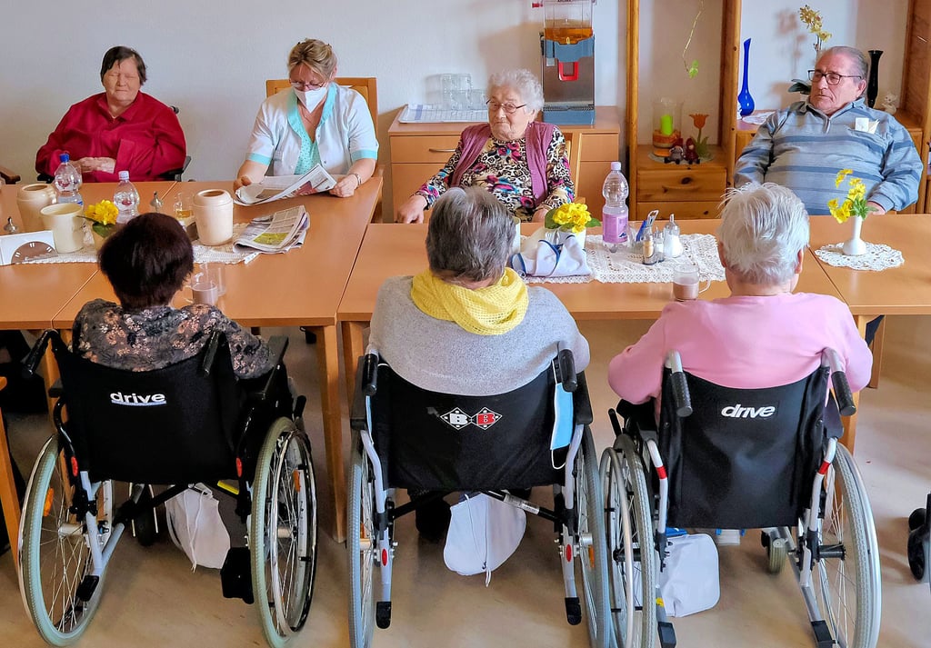 Langsam wieder etwas mehr Gemeinschaft: Petra Wachsmann liest im Altersheim in der Hallorenstraße 4 Bewohnern aus der Zeitung vor.