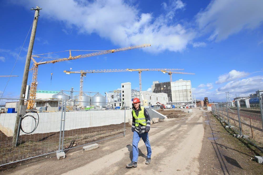 Im Hintergrund das mit 35 Metern höchste Gebäude: die Getreidemühle.