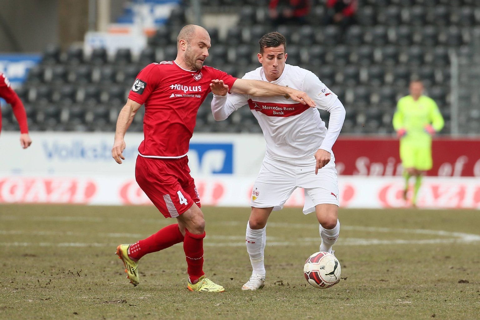 Ivica Banovic (links) kämpft mit Francesco Lovric (rechts) um den Ball.
