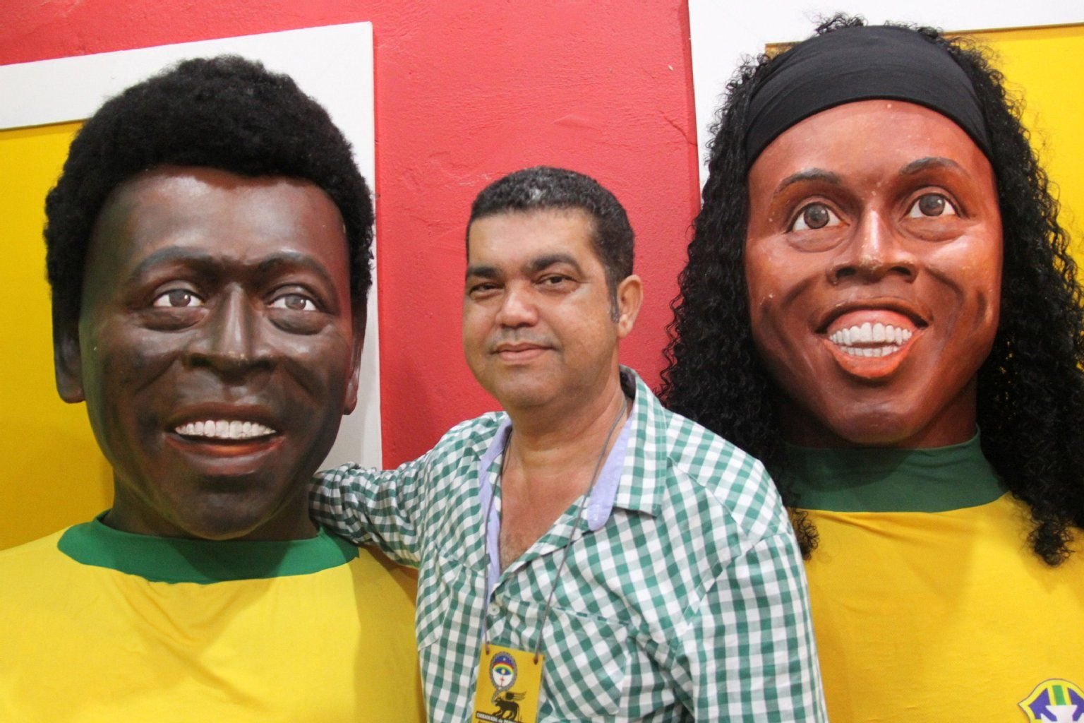 Leandro Castro mit seinen Riesenpuppen Pelé und Ronaldinho.