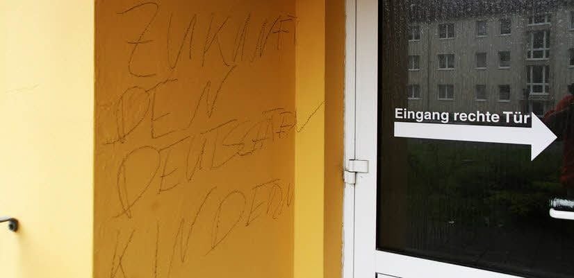 Dieser Spruch war im September noch an der Eingangstür des Mehrfamilienhauses zu lesen.