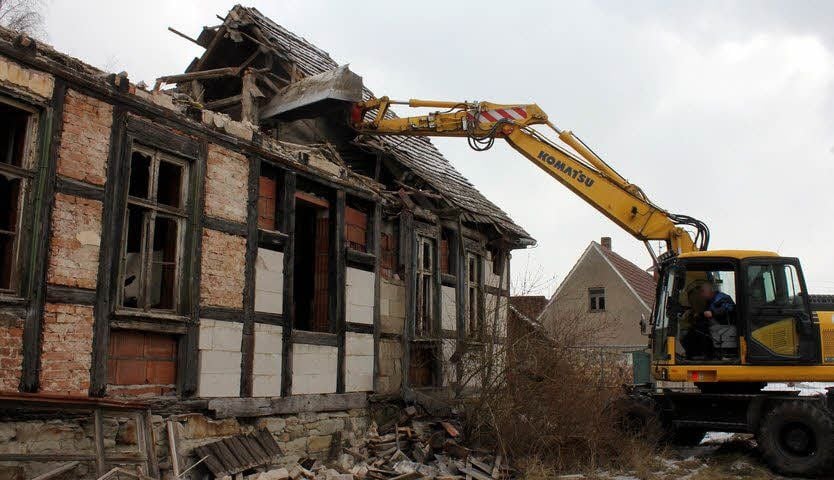 Eine so genannte Schrottimmobilie war das um 1800 erbaute, unter Denkmalschutz stehende ehemalige Pfarrhaus in Diebzig. Es musste im Februar 2013 zum großen Teil abgebrochen werden - aus Sicherheitsgründen.